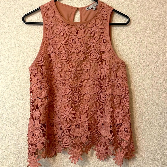 iris Tops - ⭐⭐8 for $25 Rose blush lace top, womens size L